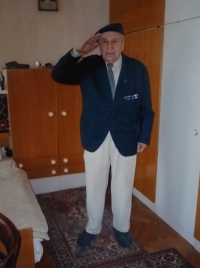 Pamětník František Možný v obleku s pamětními medailemi a oceněními za službu v PTP.