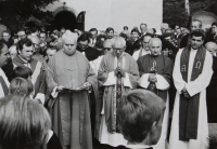 Muž s knihou je páter Jan Vdoleček, farář ve farnosti Frýdek-Místek