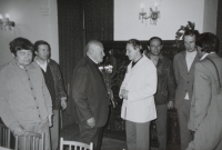 Muž s květinami je  kardinál František Tomášek, pamětník Josef Jančář stojí vpravo