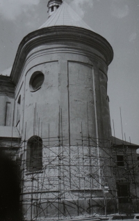 Oprava farního kostela sv. Jana Křtitele v Hranicích, který opravoval pamětník Josef Jančář