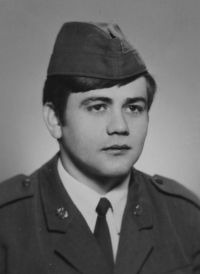 Pamětník Josef Jančář na fotografii ze základní vojenské služby u vojenského útvaru 1337 v Týništi nad Orlicí, kde u strážní roty jako psovod hlídal muniční sklady