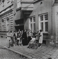 Pamětník Josef Jančář s mládeží před kostelem sv. Mořice v Olomouci, v prvním místě jeho kněžského přidělení, kde zastával funkci druhého kaplana