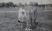 Pamětník Josef Jančář vlevo dole s rodiči a mladší sestrou