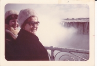 Marie se svou maminkou Ludmilou, Niagarské vodopády, Kanada, 80.léta. Po čase směla Mariina maminka svou dceru v Kanadě navštívit. Režim tyto návštěvy povoloval zejména penzistům. 