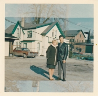 Marie a Ivan, Kitchener, Kanada, 1968. V domě, před nímž Stiborovi stojí, si pronajali pokoj a bydleli v něm asi půl roku.