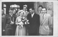 Svatba Stiborových, Staroměstská radnice v Praze, 5.května 1952. Nalevo od Marie stojí její bratr Rostislav (se zlomeným palcem). Z vojny ho na svatbu sestry nechtěli pustit, a tak si dobrovolně přivodil tento drobný úraz. 
