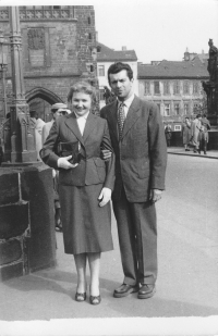 Marie s Ivanem, Praha, 1960. Na Karlově mostě krátce po propuštění z vězení.