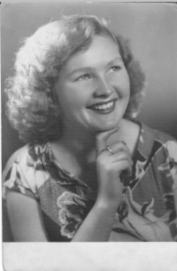 Marie, Gottwaldov (Zlín), 1950 (18 let). Tehdy pracovala v Gottwaldově, dnešním Zlíně. Tuto fotografii si majitel fotostudia vystavil do výlohy a Mariina tvář tak několik měsíců propagovala fotografovy služby.