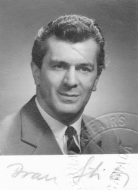 Ivan, 1973 (49 let). Fotografie z kanadského pasu.