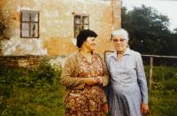 Vlevo manželka Růžena Malecká s německou rodačkou z Hraničních Petrovic - Hegrovou