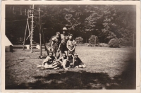 Na táboře u Potštejna v roce 1949 Karel složil skautský slib, na snímku ve spodní řadě druhý zprava.