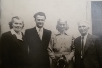 Promoce Zdeňka Bajgara, vlevo jeho matka, na opačné straně jeho strýc s tetou (přibližně rok 1954)