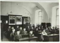 1936, 2. třída, první lavice, bílá košile hrabě Hugo Mensdorff-Pouilly, hned za ním Zdeněk Komárek