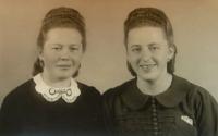 E.Šiková, vlevo se sestrou Marií