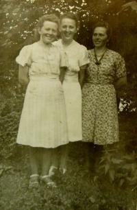 all three sisters, E.Šiková on the left
