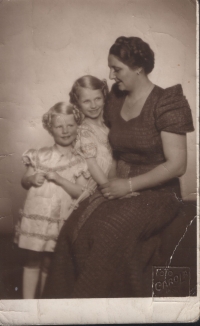 Zleva: Hana, Eva a Marie Polanské, cca 1938 - reklamní foto Modistického salonu Mme. Polanské