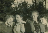 Polansky sisters with their parents, 1946
