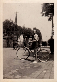 Jaroslav Ermis po vstupu k dobrovolným hasičům v Ostravě-Zábřehu, 1947