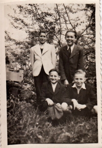 Jaroslav Ermis (stojící vpravo), kolem roku 1943