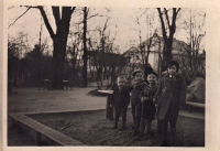 Jaroslav Ermis (třetí zleva) na pískovišti v parku u zábřežského zámku, 1931