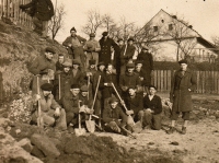 Jaroslav Ermis (druhý zprava, klečící) s vítkovickými učni při kopání zákopů, Hrabová-Šídlovec, únor 1945