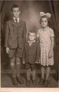 Alexander Stavrovský so súrodencami, 1956