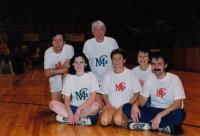 Vánoční přebor ve volejbalu kantorů na Masarykově gymnáziu - na fotce mj. Ladislav Lašek s paní ředitelkou