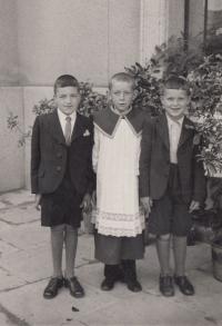 S kamarády jako ministrant (uprostřed)