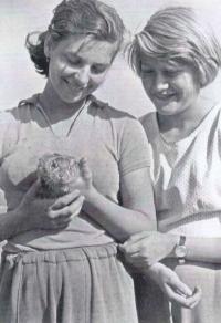 Studentky Marta a Věra z třídy Ladislava Laška na brigádě