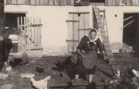 Maminka pamětníka na statku ve Vinné