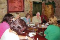 Pomaturitní setkání studentů po letech, po boku Ladislava Laška jeho nejmilejší studentka Helena Šlesingerová