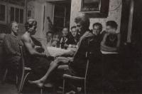 Rodinná sešlost na statku ve Vinné