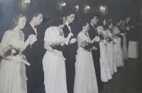 Maturitní ples, pamětník vlevo