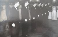 Maturitní ples, pamětník vlevo