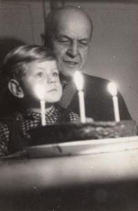 Tatínek manželky s vnukem