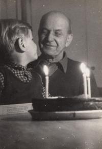 Tatínek manželky s vnukem