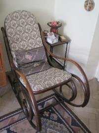 Slavné houpací křeslo Ladislava Laška, o něž se strhl největší boj, když se zde studenti připravovali na maturitu