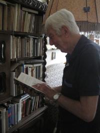 U své knihovny a s knihou od nejmilejšího autora, Karla Čapka