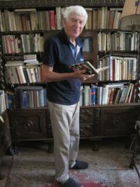 U své knihovny a s knihou od nejmilejšího autora, Karla Čapka