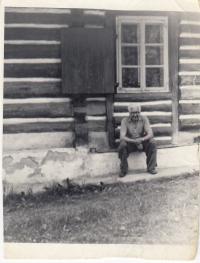Otec Kamily Karníkové JUDr. František Mařík na své chalupě u Velhartic, kde trávil volný čas se svou rodinou od roku 1968