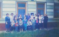 Rodina Pešákova před rodinným hospodářstvím v Držovicích