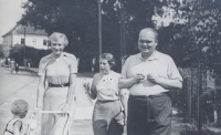 Reginald Kefer (vlevo) s rodiči Dagmar a Janem Keferovými