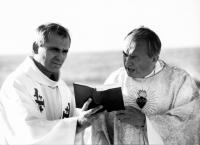 Francie při cestě do Lurd. Mše svatá s P. Jindřichem Jenáčkem, 1990