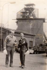 Přemysl Pekárek (vlevo) před šachtou Petr Bezruč v Ostravě