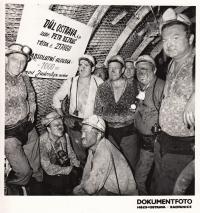 Přemysl Pekárek (v dřepu) na dole Petr Bezruč