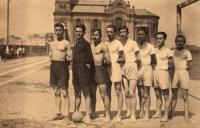 Otec Přemysla Pekárka Jaroslav (2. zprava) na sokolském hřišti v Ostravě-Mariánských Horách