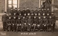 Otec Přemysla Pekárka Jaroslav (v 1. řadě vlevo) na vojně v Hodoníně / 1931
