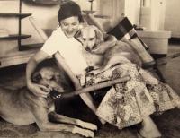 Pamětníkova žena Blanka s jejich psy, Súdán, konec 90. let
