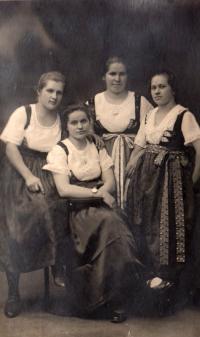 Matka Jaroslava Orawského Zuzana (sedící) a její sestry, počátek 30. let