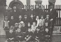 1930 - v obecné škole (Jan v horní řadě druhý zprava)